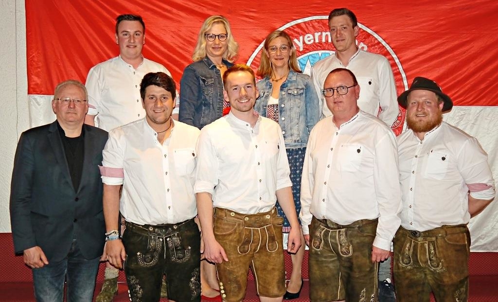 Nach der Neuwahl beim FC Bayern Fan Club: (hinten von links) Maxi Aigner, Elfriede Nöhmaier, Manuela Lanzinger und Dominik Huber sowie (vorne von links) Bürgermeister Christian Müllinger, Johannes Entholzner, Lukas Wintersberger, Daniel Glotz und Andreas Wimmer. −Foto: Hahn